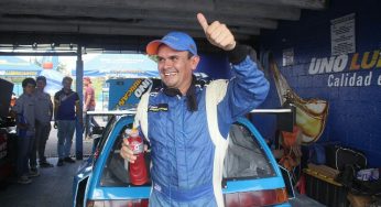 Piloto Víctor Hugo López triunfa en El Salvador