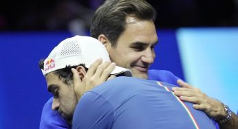 Federer aconseja a compañeros en Copa Laver