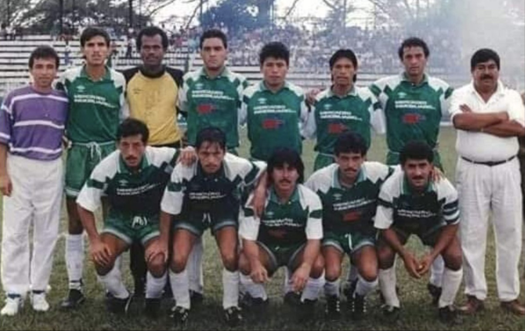 Deportivo Escuintla 1992-93: Héctor Rodas (PF), Giovanni Samayoa, Walter Williams, Gustavo Lucas, Francisco el Conejo García Rosales, Iván Dionicio Hernández, Saúl Carías, Erwin Valenzuela. Abajo: Erick Alvarado, Byron Guerrero, Jorge la Chana Fernández, Angel Remigio Mazariegos, Marvin Elpidio Ceballos
Deportivo Escuintla 1992-93: una camada inolvidable
Héroes de la Costa Sur
Una generación que se quedó en el corazón de Escuintla. Con figuras como Francisco “el Conejo” García Rosales, reconocido por su entrega y liderazgo, este equipo fue símbolo de lucha en la Liga Nacional. "El Conejo", como se le conocía popularmente, fue clave en el mediocampo, y su estilo aguerrido marcó a toda una época.
Otro nombre inolvidable es Giovanni Samayoa, quien también fue parte del Suchitepéquez de 1990, demostrando su versatilidad en diferentes clubes de renombre nacional.
También destacaron Walter Williams y Saúl Carías, jugadores que supieron mantener el bloque defensivo firme durante una campaña recordada por los aficionados escuintlecos.
📎 Fuente sobre Francisco García Rosales y su paso por Escuintla (1992):
https://www.antorchadeportiva.com/francisco-el-conejo-garcia-recuerdo-vivo-en-la-costa/