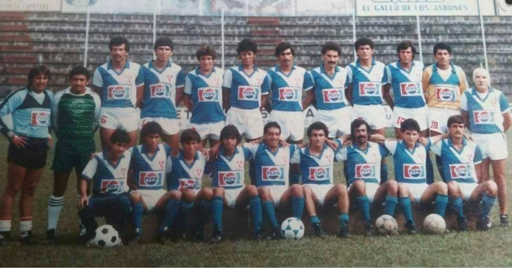 itepéquez 1990-1:
Jorge Luis Gramajo, Hilario Hidalgo, Hugo René Monzón, Giovanni Samayoa, Adolfo el Pato López, Fredy Villanueva, Nery Alvarado, Gustavo Aguirre, Porfirio García, Julio Adán el Mameyón De la Roca, Obdulio Enríquez, Javier Mascaró (Entrenador). Abajo: Nery (Kinesiólogo), Rolando Lemus, Luis Antipar, Dionisio Hernández, Edgar Flores, la Máquina Juárez, Aguirre, Byron Cifuentes, Jorge Cutforth