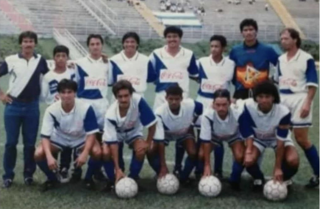 Suchitepéquez 1996
Manuel de Jesús Castañeda, Utilero, José De León, Iván Dionisio Hernández, Luis el Piloy Carías, Omar Villagrán, José Manrique Peraza, Guillermo el Canche Rodríguez. Abajo: Dany Aguilar, Gerson Barrios Magaña, Milton James España, Byron Guerrero, Miguel Estuardo Coronado