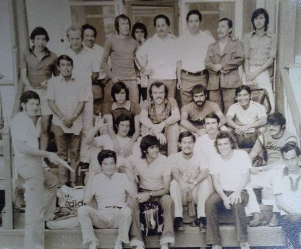 Comunicaciones 1976
Don Rubén Amorín Matos, René Taracena, el Doctor Ponce, en la fila superior, acompañados por algunos jugadores: Edgar Toledo, Ricardo Piccinini, Luis Villavicencio, Octavio el Tenazas López, León Ugarte, René Villavicencio, Oscar Molina (anteojos). Abajo: Ramón Zanabria, Mario Mendoza
Comunicaciones 1976: el legado de Amorín
La clase y la historia al mando del maestro Rubén
Don Rubén Amorín Matos, el entrenador más legendario del fútbol guatemalteco, guio a este plantel que combinaba solidez con elegancia.
Ricardo Piccinini, naturalizado guatemalteco, fue figura bajo los tres palos y uno de los arqueros más emblemáticos del país.
Edgar Toledo y Luis Villavicencio formaron una línea defensiva sólida, mientras que Octavio “el Tenazas” López impuso respeto en cada balón dividido.
Este fue uno de los equipos que construyó la mística de los Cremas en la década de oro.
📎 Fuente sobre Piccinini y Rubén Amorín:
https://es.wikipedia.org/wiki/Rub%C3%A9n_Amor%C3%ADn
https://es.wikipedia.org/wiki/Ricardo_Piccinini