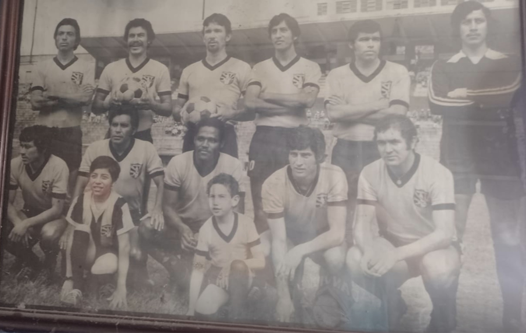 Jorge Luis Gramajo, Hilario Hidalgo, Hugo René Monzón, Giovanni Samayoa, Adolfo el Pato López, Fredy Villanueva, Nery Alvarado, Gustavo Aguirre, Porfirio García, Julio Adán el Mameyón De la Roca, Obdulio Enríquez, Javier Mascaró (Entrenador). Abajo: Nery (Kinesiólogo), Rolando Lemus, Luis Antipar, Dionisio Hernández, Edgar Flores, la Máquina Juárez, Aguirre, Byron Cifuentes, Jorge Cutforth
Suchitepéquez 1990-91: orgullo de Mazatenango