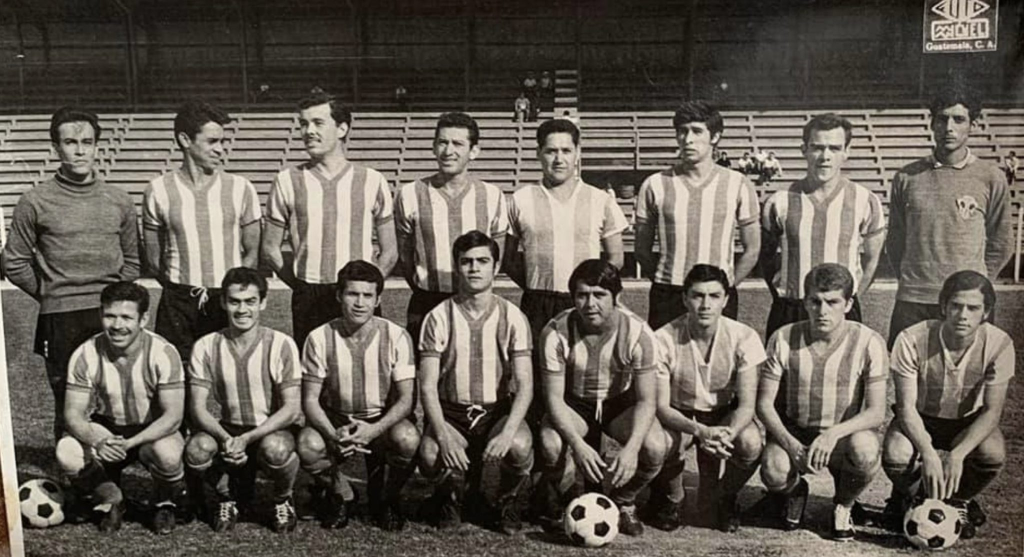 Jorge Luis Gramajo, Hilario Hidalgo, Hugo René Monzón, Giovanni Samayoa, Adolfo el Pato López, Fredy Villanueva, Nery Alvarado, Gustavo Aguirre, Porfirio García, Julio Adán el Mameyón De la Roca, Obdulio Enríquez, Javier Mascaró (Entrenador). Abajo: Nery (Kinesiólogo), Rolando Lemus, Luis Antipar, Dionisio Hernández, Edgar Flores, la Máquina Juárez, Aguirre, Byron Cifuentes, Jorge Cutforth
Suchitepéquez 1990-91: orgullo de Mazatenango