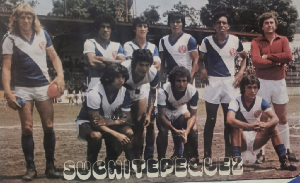 Deportivo Suchitepeqeuz 1979 Pedro Carlos Apt, Erasmo Arroyo, Francisco el Zurdo Vidal, Mario el Pato Alfaro, Juan Suárez, Julio Rodolfo Nixon García. Abajo: Víctor Hugo el Oso Ramírez, Carlos Castro, Aníbal Orellana, Rudy Santisteban