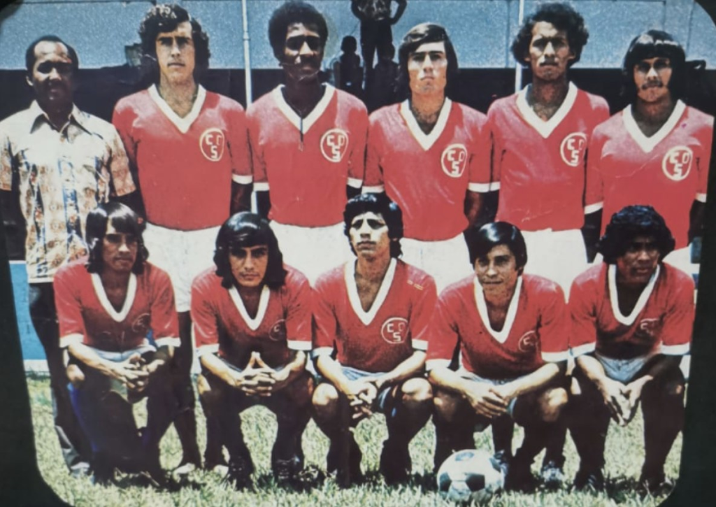 Deportivo Suchitepéquez 1975
Arnaldo Da Silva (E), Alfredo Mora, Mirandinha, Mario Aldana, Gaudencio el Guencho Ramírez, Luis Felipe López Peña. Abajo: Carlos Lito Mora, Rudy Santisteban, Moreno, David el Chino Obregón, Erasmo Aroyo.