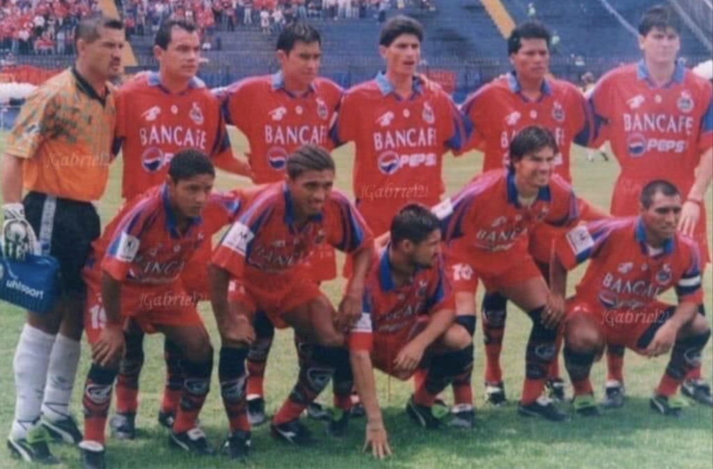 Municipal 1999
Julio César Englennton Chuga, Julio Girón Rafael, Carlos el Pescado Ruiz, Catalino Molina, Rudy Rolando Ramírez, Juan Rubén López. Abajo: Uwaldo Pérez Morrison, Guillermo el Pando Ramírez, German el Chino Ruano, Carlos González, Juan Carlos el Pin Plata