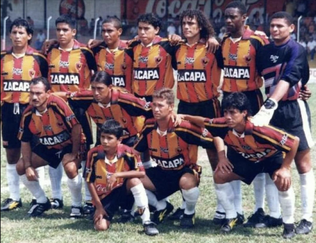 Deportivo Zacapa 2000: Marvin el Sapo Solís, Pablo Melgar Torino, Marvin De Paz, Edin López, Fabián el Pipo Salas, Nelson Ramírez, Hugo Rolando Arita. Abajo: José Roderico Lico Méndez, Horacio Lugo, Araely López, Oscar Fernando Rosales