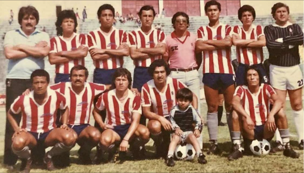 Tipografía Nacional 1984
Tipografía Nacional 1984: Jorge Vela, Carlos el Chatío Martínez, Jorge Armando Salazar, Hernández, Eddy Soto (PF), Otto González, Mario Semilla Orellana, Nixon García. Abajo: Gilberto Dos Santos, Delfín Castañeda, Rocael González, Hugo Alvarez, Carlos Coyoy