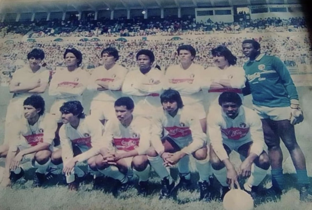 Comunicaciones 1987
Arturo Leiva (PF), Jorge Aníbal Vargas, Marco Vinicio Velásquez, Douglas Pérez McNish, Mario Orellana, Jorge la Chana Fernández, Hermenegildo Pepp Castro. Abajo: Víctor Manuel Moreno, Leonel el Machete Contreras, Eduardo Gasparín Acevedo, Oscar Hernández Girón, Francisco la Flecha Bernardez
Comunicaciones 1987: los cremas de la era dorada
En 1987, Comunicaciones FC, conocido como "los cremas", vivió una de sus épocas más gloriosas en el fútbol guatemalteco. Con una plantilla que combinaba experiencia y juventud, el equipo se destacó por su juego técnico y su fortaleza en casa. Jugadores como Arturo Leiva, Jorge Aníbal Vargas y Marco Vinicio Velásquez fueron piezas clave en la defensa, mientras que Mario Orellana y Jorge "la Chana" Fernández aportaron su talento en el ataque. Este equipo consolidó a Comunicaciones como uno de los referentes del fútbol nacional.
📎 Fuente sobre la historia de Comunicaciones FC:
https://es.wikipedia.org/wiki/Comunicaciones_F%C3%BAtbol_Club