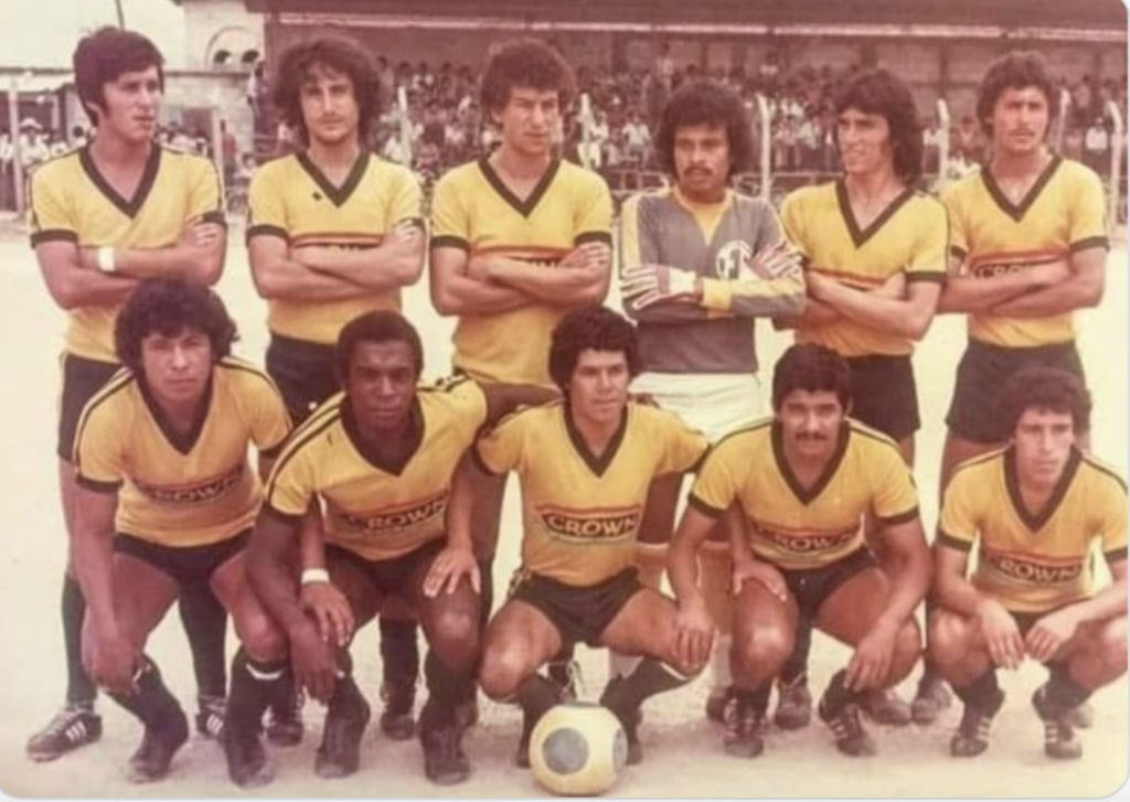 Deportivo Jalapa 1981-2
Deportivo Jalapa 1981-82: el inicio de una era
En la temporada 1981-82, el Deportivo Jalapa logró su ascenso a la Liga Mayor A por primera vez en su historia, marcando el inicio de una era dorada para el club. Con una directiva comprometida y jugadores entregados, el equipo se consolidó en la máxima categoría del fútbol guatemalteco. Este logro sentó las bases para futuros éxitos, incluyendo campeonatos de copa y títulos de liga en los años posteriores.Wikipedia, la enciclopedia libre
📎 Fuente sobre la historia del Deportivo Jalapa:
https://es.wikipedia.org/wiki/Club_Deportivo_Jalapa_F%C3%BAtbol_Club