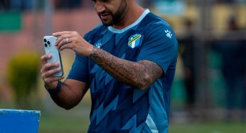 Del homenaje al caos: agreden al “Moyo” Contreras en su partido 500